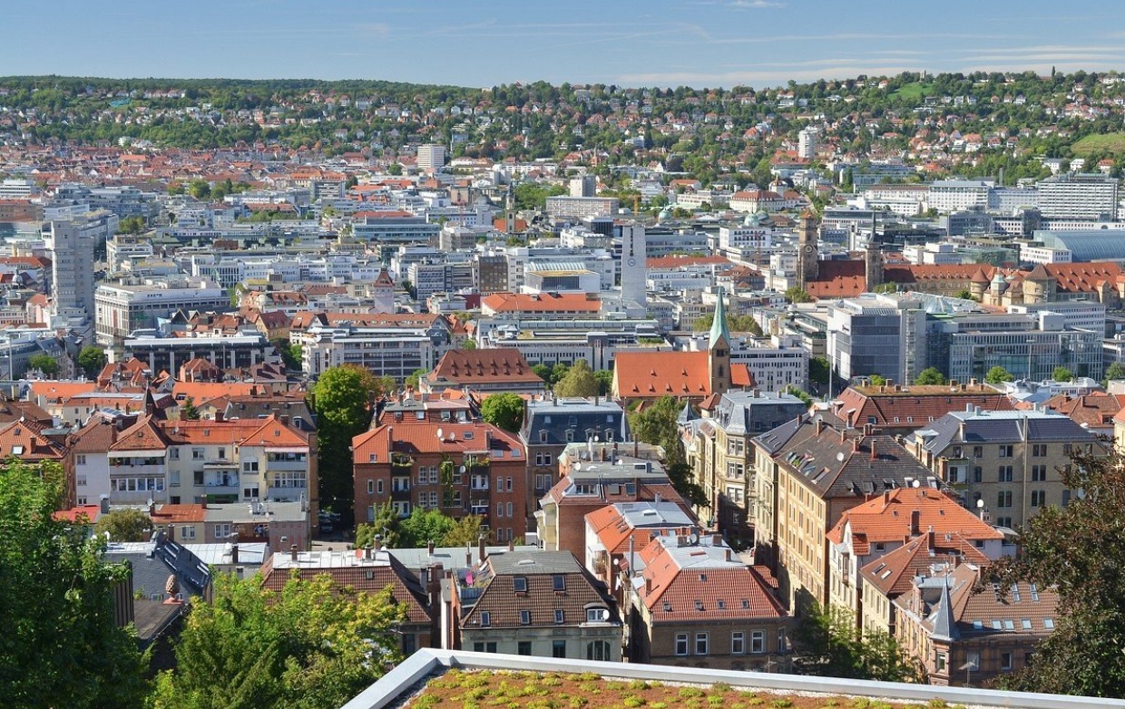 Ve městech chybí zelené střechy a fasády. Přitom chrání před horkem...